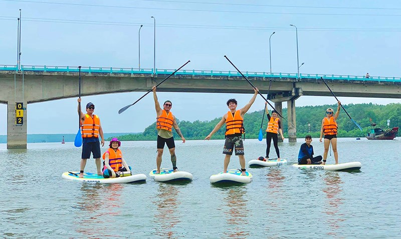 Bạn trẻ chèo sup chinh phục sông Dần Xây.