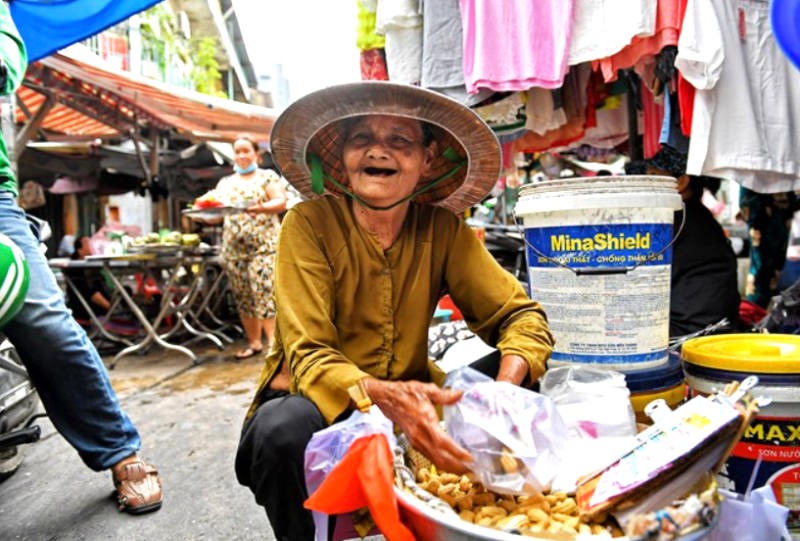 Mặt trời lên cao, chợ vắng khách, thay vào đó là mùi thơm của đồ ăn nóng hổi.