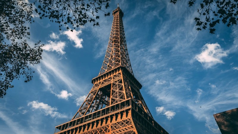 Tham quan Tháp Eiffel thuận tiện nhất vào cuối tháng 4, đầu tháng 5.