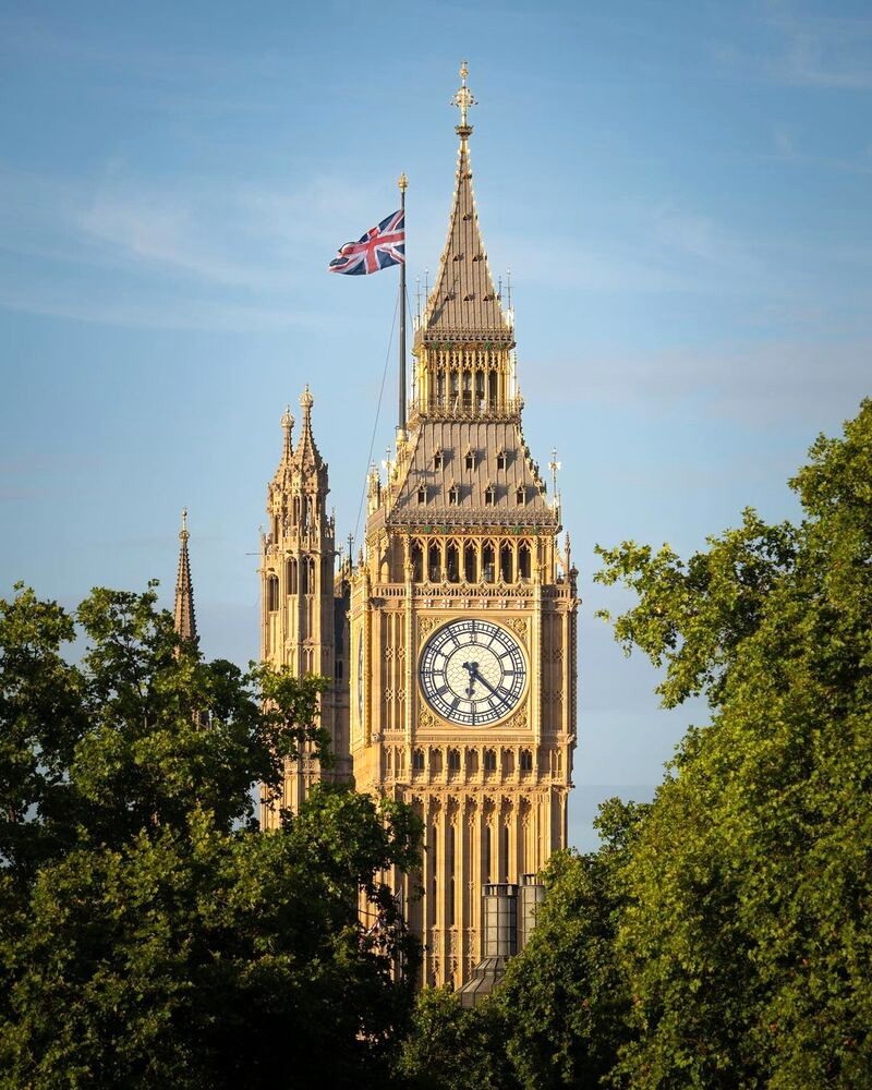 Big Ben, tháp đồng hồ biểu tượng, là một phần của Quần thể tòa nhà Quốc hội Westminster.