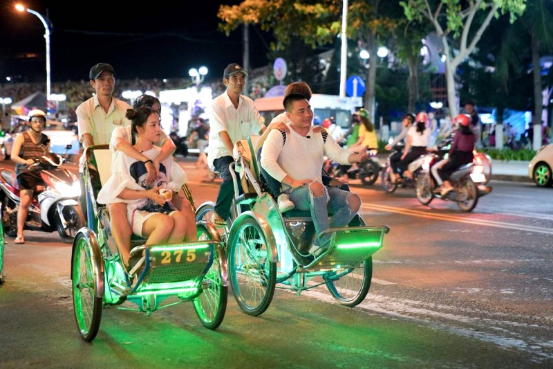 Dạo phố đêm lung linh trên xích lô rực rỡ.