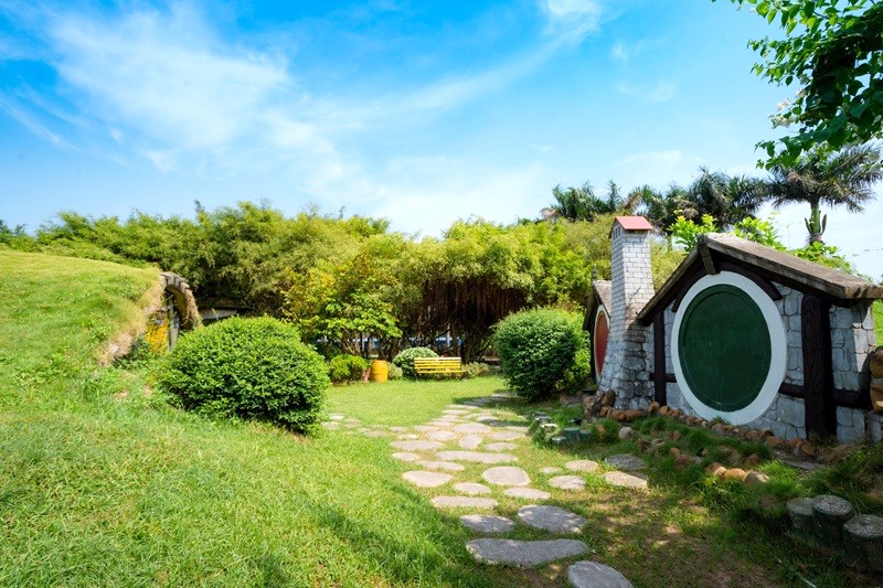 Làng Hobbit tái hiện khung cảnh như trong phim Chúa tể của những chiếc nhẫn và Người Hobbit.