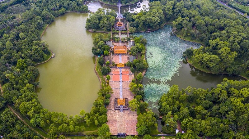 Lăng Minh Mạng, ven sông Tả Trạch & Hữu Trạch.