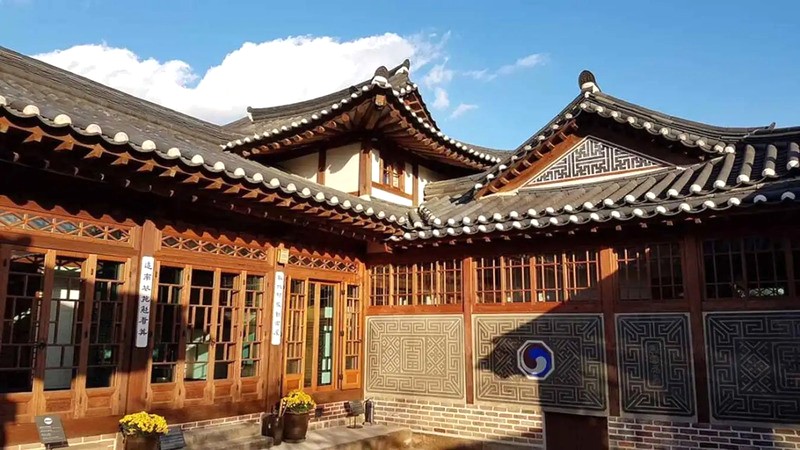 Bảo tàng Di sản Văn hóa Baek In-je ẩn mình trong Làng Hanok Bukchon.