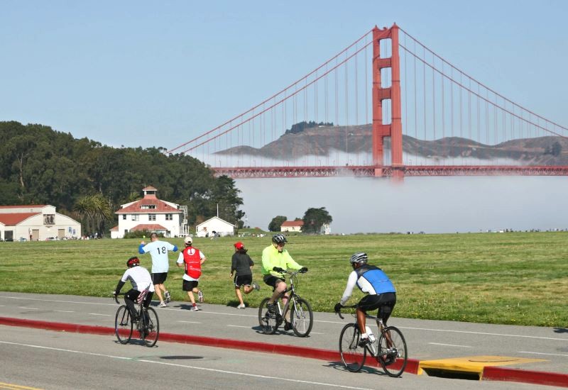 Lạc lối trên cầu San Francisco, nắng vàng rực rỡ. 🚲☀️