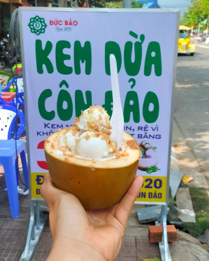 Kem dừa Côn Đảo Đức Bảo Sine, thơm ngon đầy ắp.