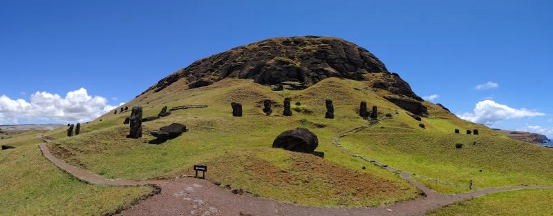 Xung quanh Rano Raraku, Moai dang dở nằm rải rác.