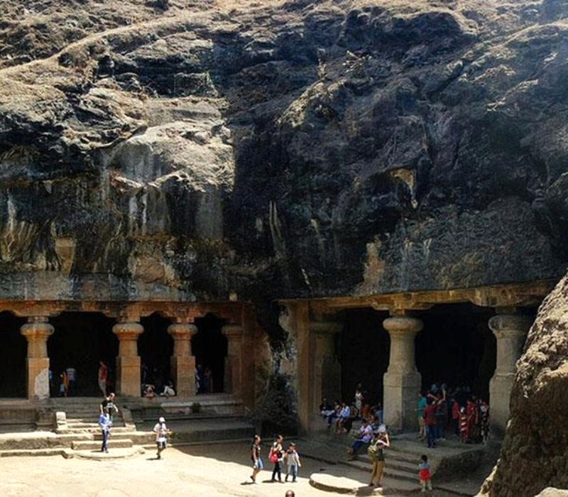 Hang động Elephanta nổi tiếng với kiến trúc chạm khắc tinh xảo.