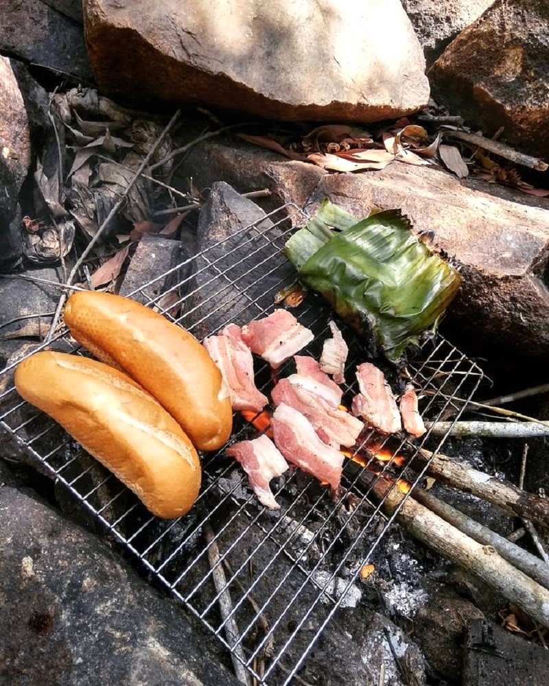 Du khách có thể tự mang đồ ăn, thức uống hoặc mua tại khu du lịch để nướng BBQ. (89 ký tự)