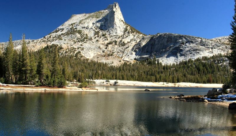 Núi Cathedral (3.325m) chạy dọc công viên Yosemite.