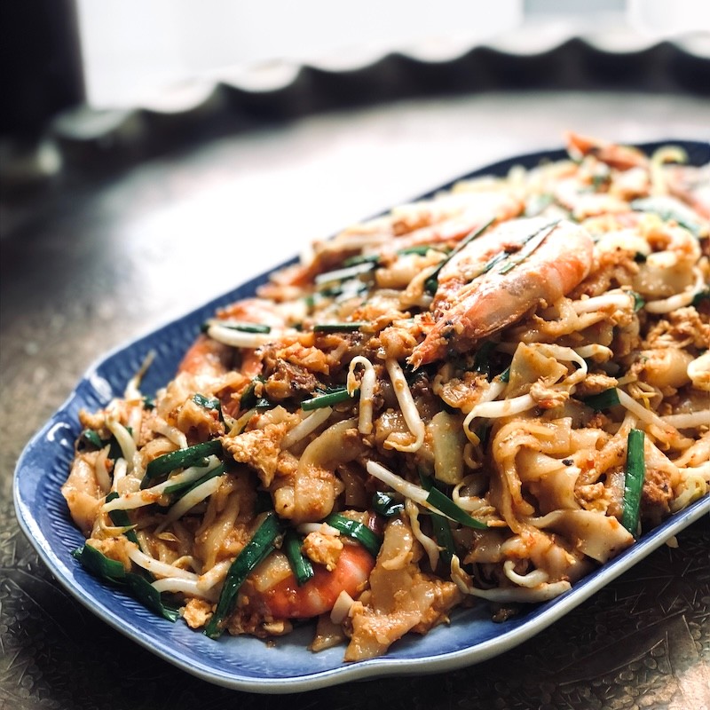 Char Kway Teow, món mì xào nổi tiếng ở Kota Kinabalu, kết hợp mì gạo với tôm, thịt và hải sản.