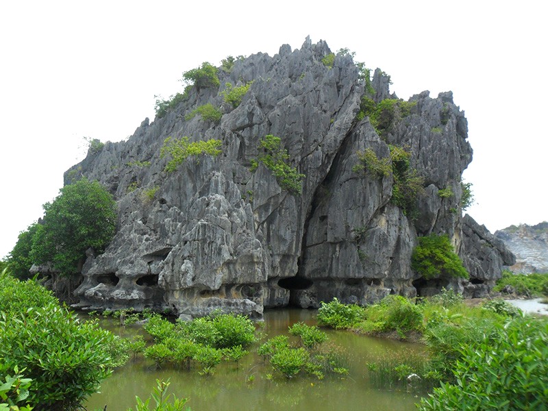 Núi Đá Dựng uy nghi giữa Hà Tiên.