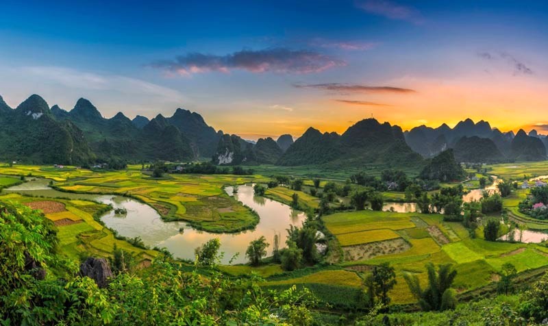 Phong Nậm ẩn mình giữa núi hùng vĩ.