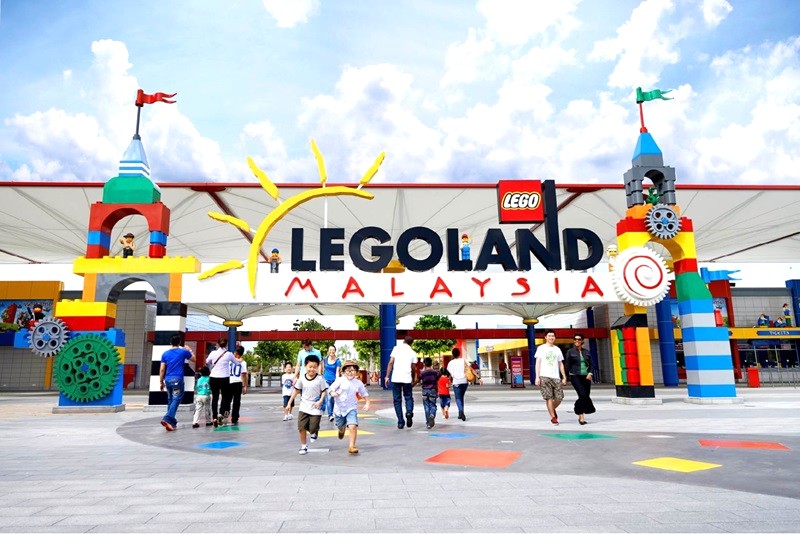 Legoland: Hơn 50 triệu viên Lego đầy màu sắc.