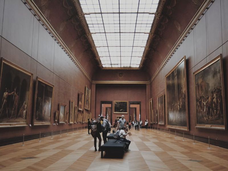 Bảo tàng Louvre thu hút đông du khách nhưng vẫn đủ rộng để bạn thoải mái khám phá nghệ thuật. (Ảnh: Amy-Leigh Barnard)