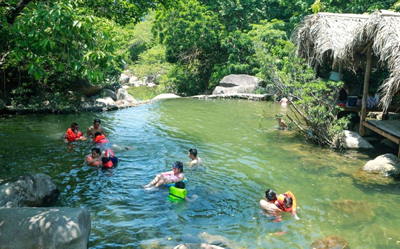 Thư giãn trong dòng nước mát Suối Lương.