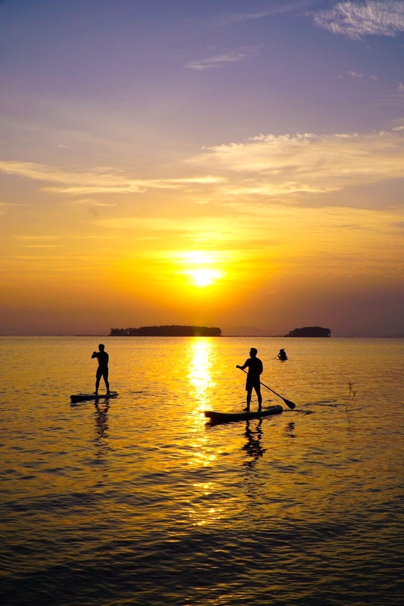 Chèo sup bình minh hồ Trị An.