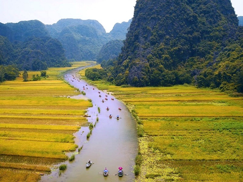 Khám phá Tam Cốc - Bích Động bằng thuyền.