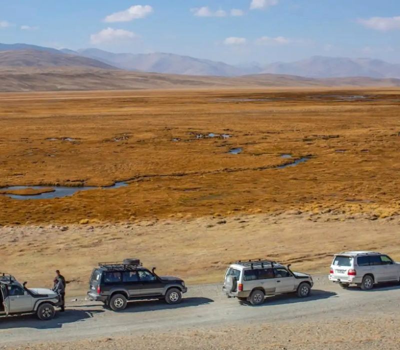 Khám phá Tajikistan lý tưởng với xe gầm cao.