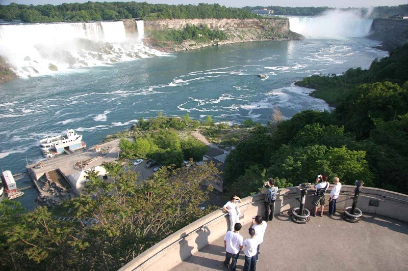 Ngắm toàn cảnh thác Niagara từ hạ lưu phía Canada.