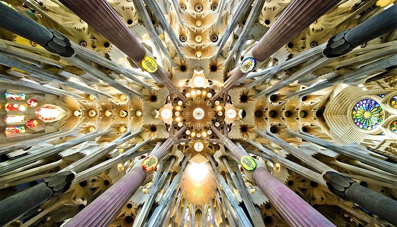 Sagrada Familia: Mái nhà với 4 cột tượng trưng cho 4 nhà truyền giáo: sư tử (Marcus), con bò (Lucas), thiên thần (Matthew) và đại bàng (John). (Ảnh: culturalfoodies)