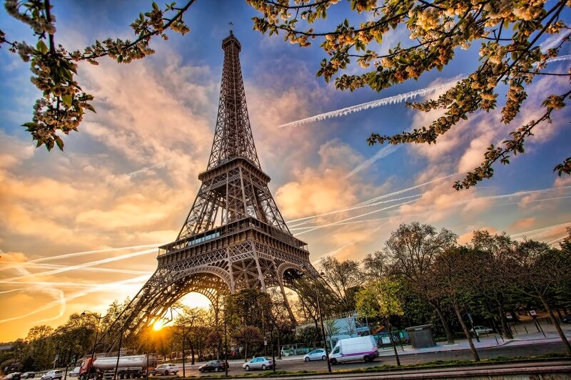 Đi tàu điện ngầm Metro Paris đến Tháp Eiffel.