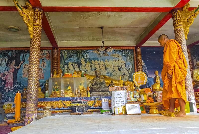 Khám phá tín ngưỡng Phật giáo Thái tại Wat Phra Yai.