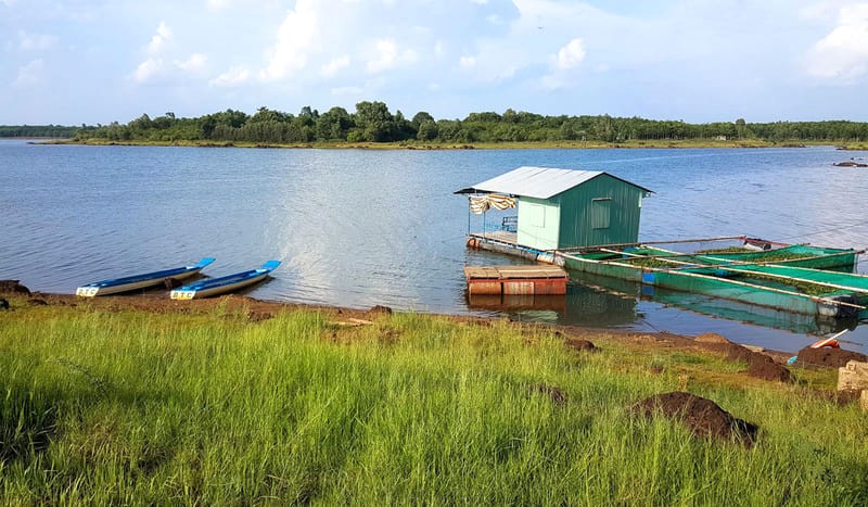 Hồ Suối Giai gần, thích hợp du lịch.