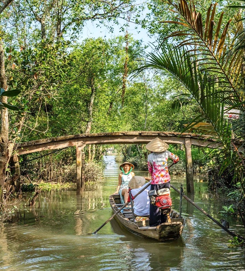 Cồn Ấu: Khám phá sông nước bằng thuyền.