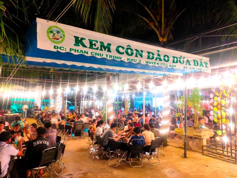 Quán Kem Côn Đảo Dừa Đất rộng rãi, sạch sẽ.