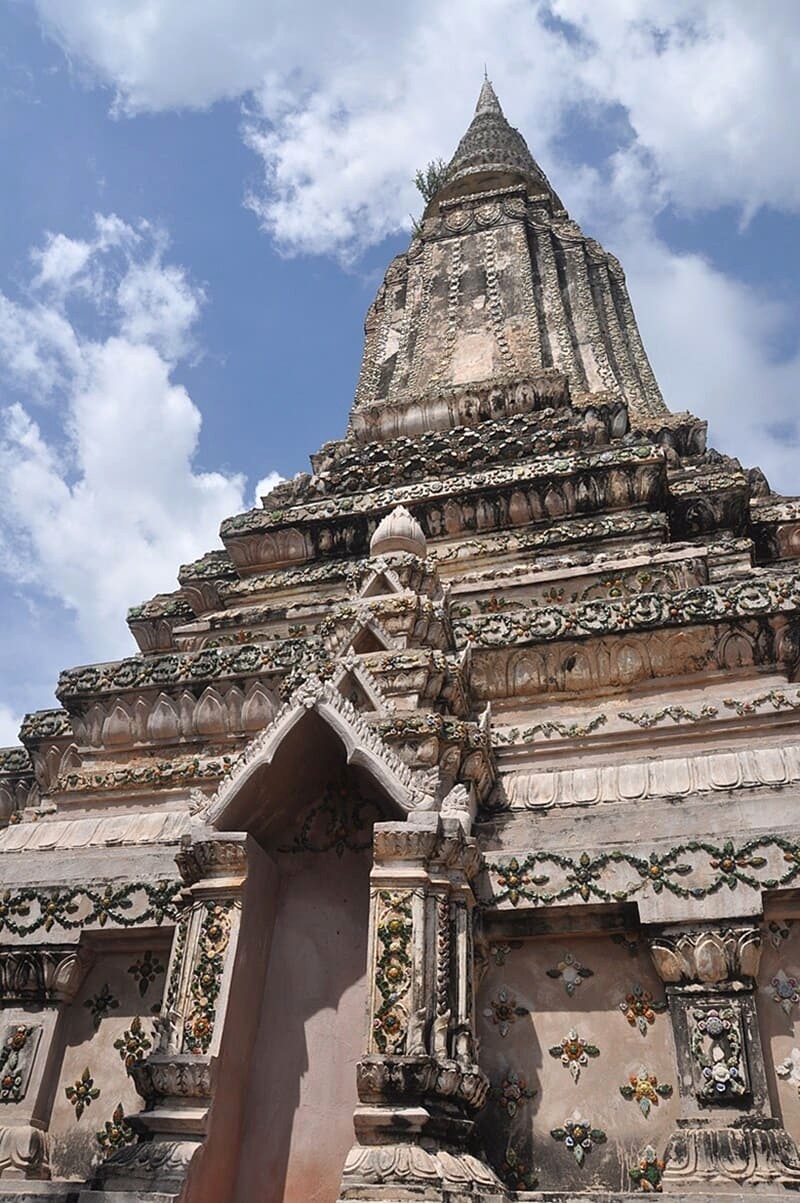 Ang Duong, bảo tháp linh thiêng, thu hút du khách địa phương.