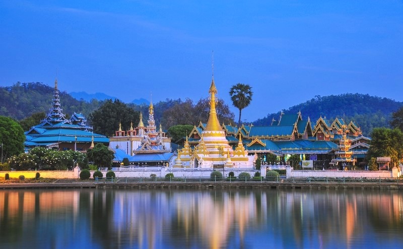 Chùa Wat Chong Kham - điểm tâm linh với view ngắm cảnh tuyệt đẹp.