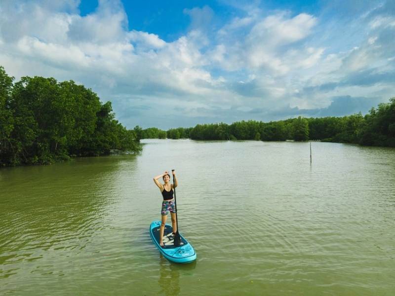 Chèo SUP và khám phá đầm Thị Nại thu hút ngày càng nhiều du khách. (Ảnh: VinWonders)