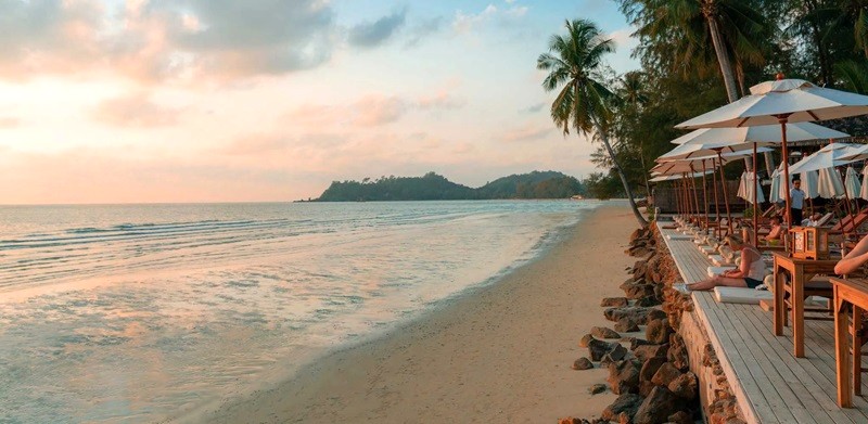 Bãi biển Klong Prao, dài nhất đảo, tập trung nhiều nhà hàng, khách sạn và cửa hàng.