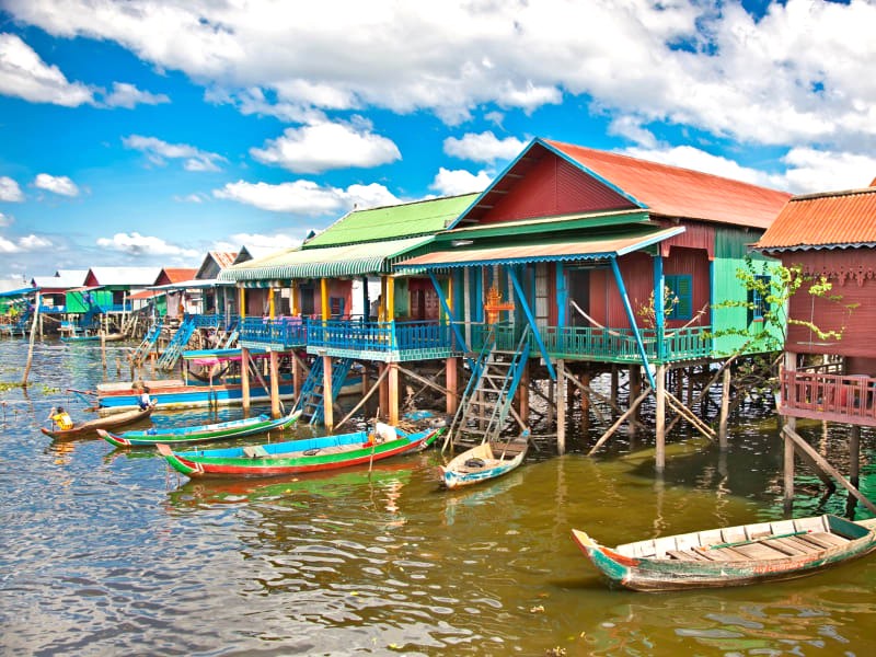 Hồ Tonle Sap rợp bóng nhà dân địa phương.