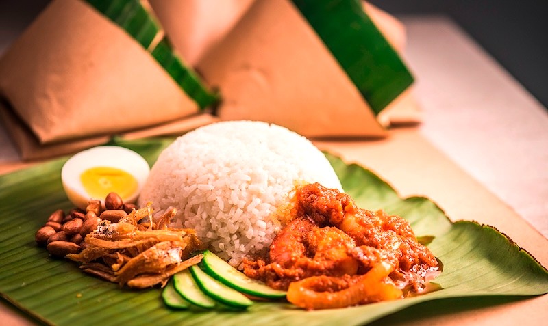 Nasi Lemak ở Kota Kinabalu nổi tiếng với cơm nấu từ nước cốt dừa, đậu phộng, thịt, cá khô, dưa leo và trứng luộc.