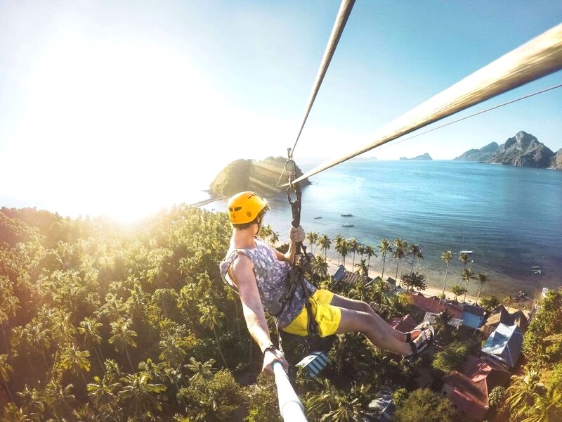 Trượt zipline từ Las Cabanas đến đảo Dependent.