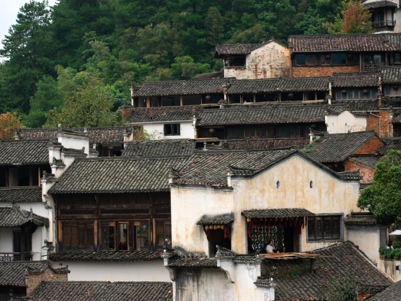 Làng cổ Vụ Nguyên, với không gian đậm chất Trung Hoa truyền thống, thu hút nhiều du khách. (Ảnh: Lin Qiu Yi Wan)