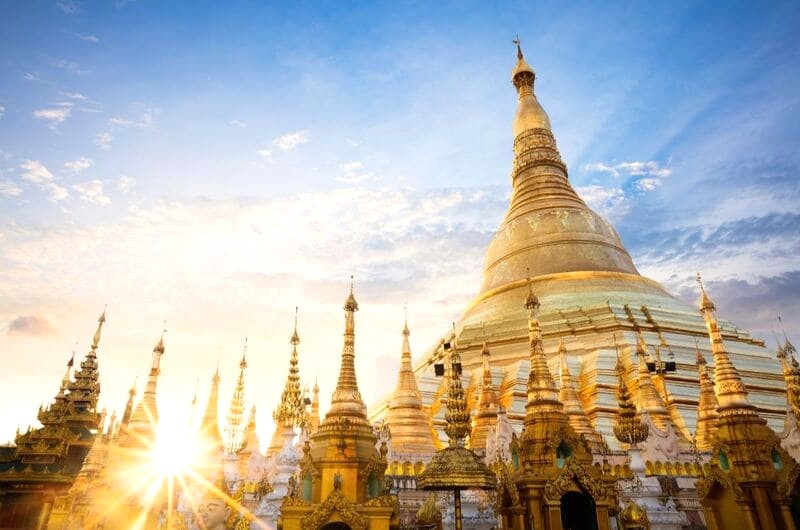 Chùa Shwedagon, với kiến trúc ấn tượng, là điểm đến không thể bỏ qua khi du lịch Yangon.