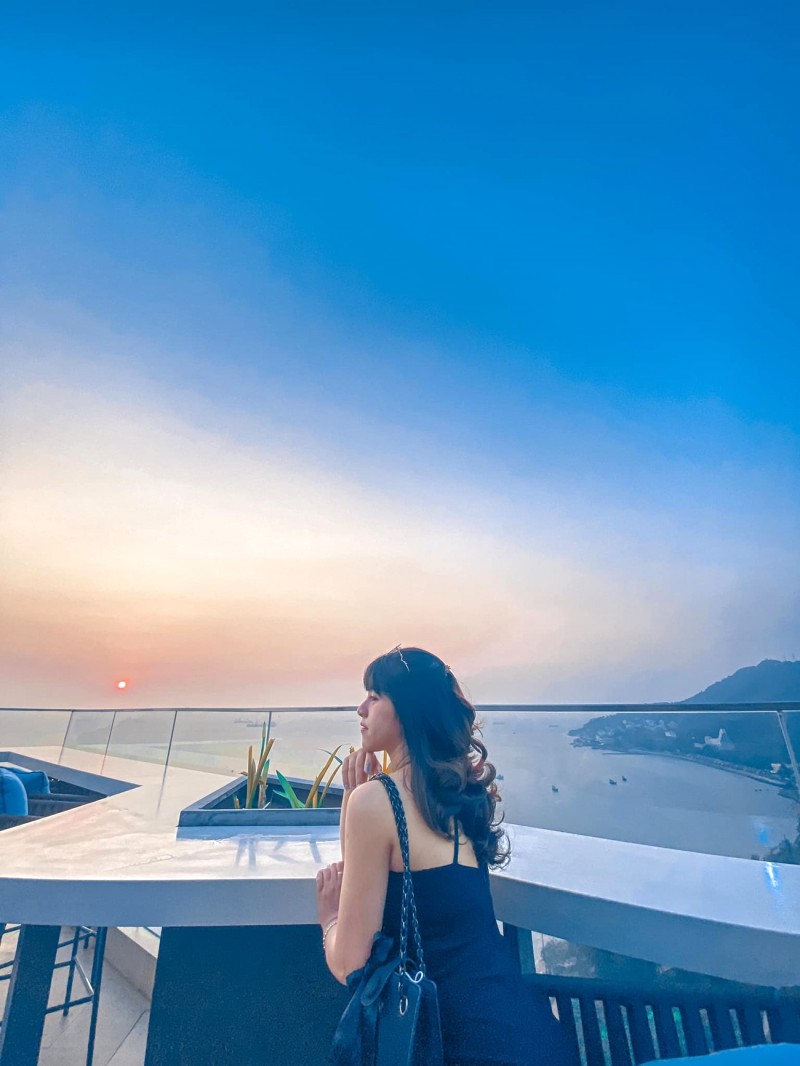 ## Rooftop Bar Breeze - Ảnh: Hình Hoàng Thuận Thiên