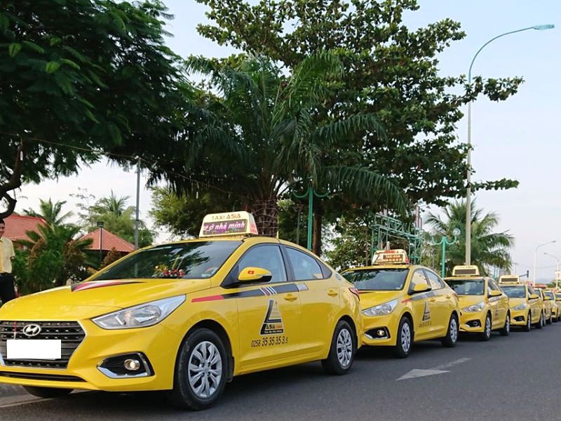 Taxi Asia rực rỡ sắc vàng. (Ảnh: VinWonders)