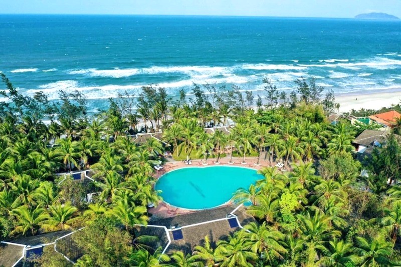 Tận hưởng trọn vẹn vịnh Lăng Cô tại Lăng Cô Beach Resort.