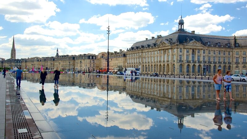 Gương nước Bordeaux: Điểm tham quan nổi tiếng.