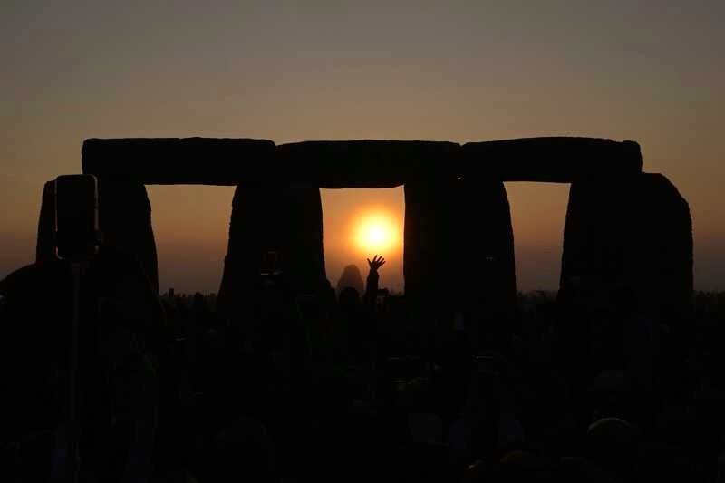 Hàng vạn du khách đổ về Stonehenge đón Hạ chí.