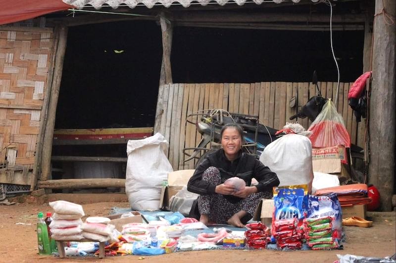 Chợ Bản Cầm nhỏ nhắn, mang nét đẹp đặc trưng của phiên chợ vùng cao, với đa số là hàng tự sản xuất.