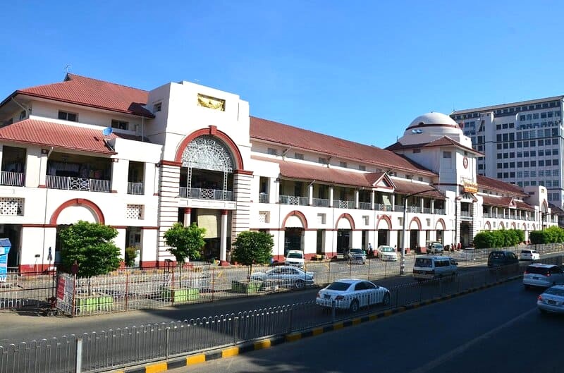 Chợ Bogyoke Aung San ở Yangon là địa điểm lý tưởng để tìm quà lưu niệm.