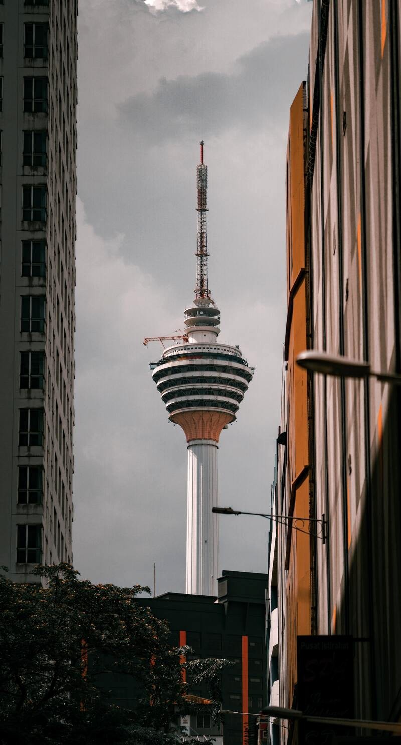 Tháp truyền hình Kuala Lumpur (421m) là một trong những tháp truyền hình cao nhất thế giới.