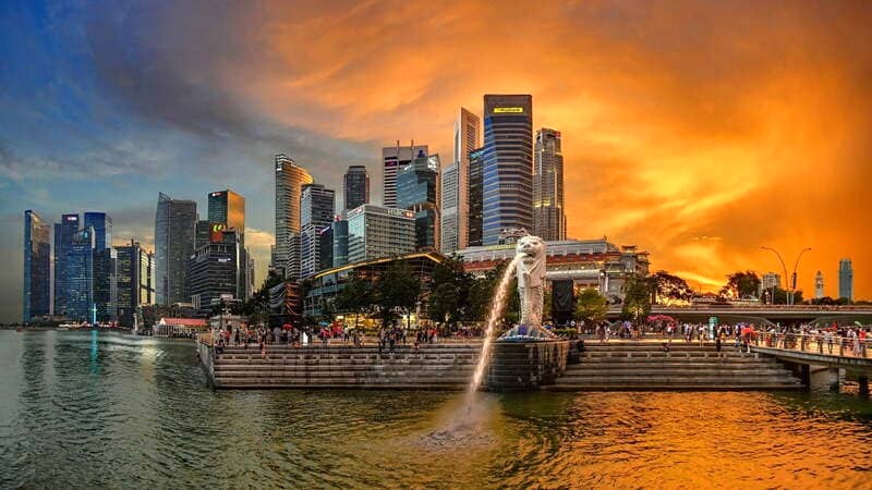 Chụp ảnh tại Merlion Park là trải nghiệm không thể bỏ lỡ.