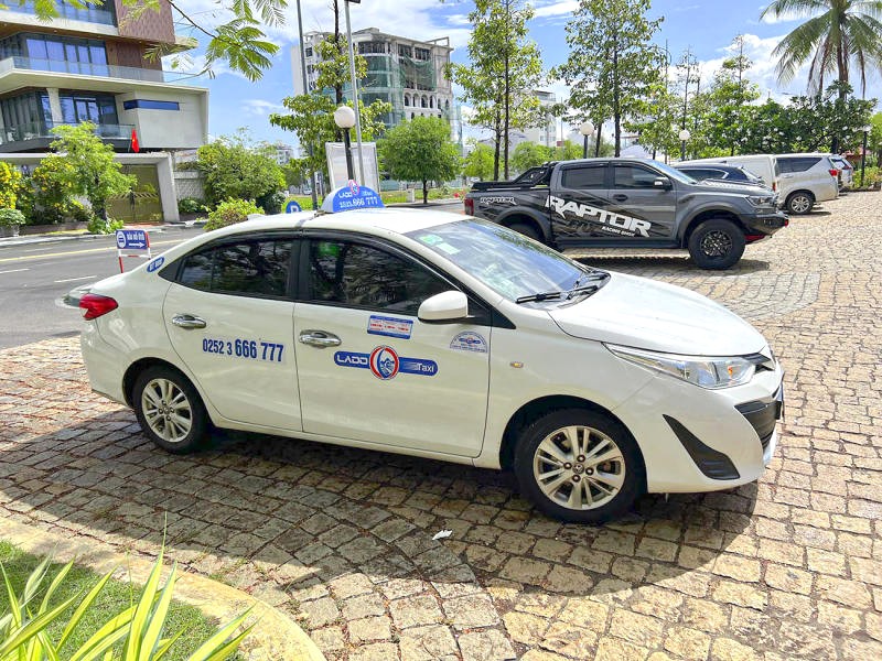 Du khách thường chọn taxi.