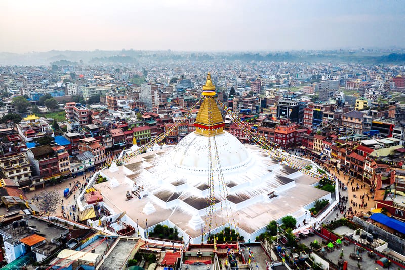 Cầu nguyện bằng cách đi vòng quanh Boudhanath theo chiều kim đồng hồ.